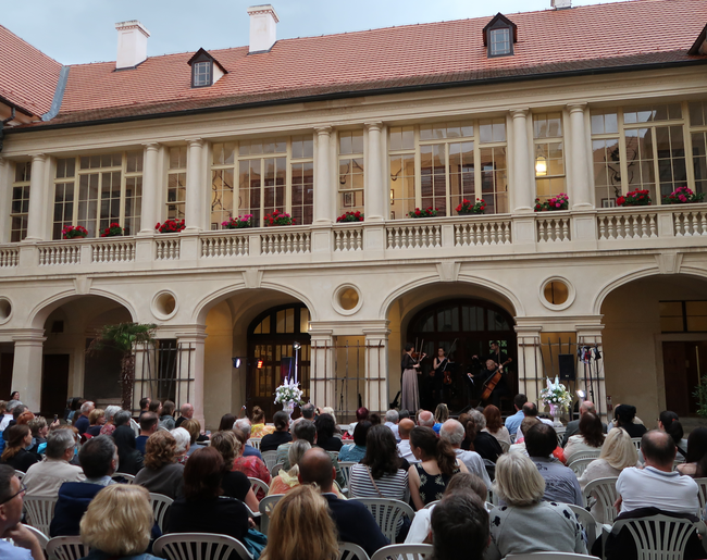 Koncert na nádvoří