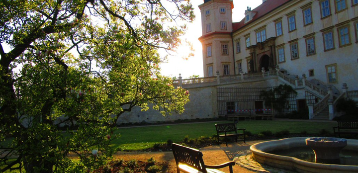 Zámecký park láká k relaxaci | © Státní zámek Mníšek pod Brdy