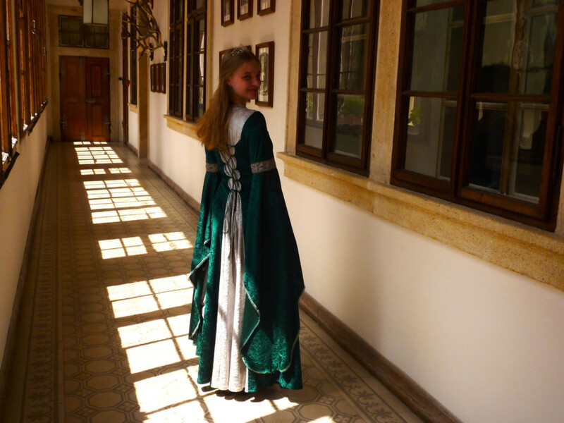 Chodbu lze spatřit také v pohádce Tajemství staré bambitky 2 | © Státní zámek Mníšek pod Brdy