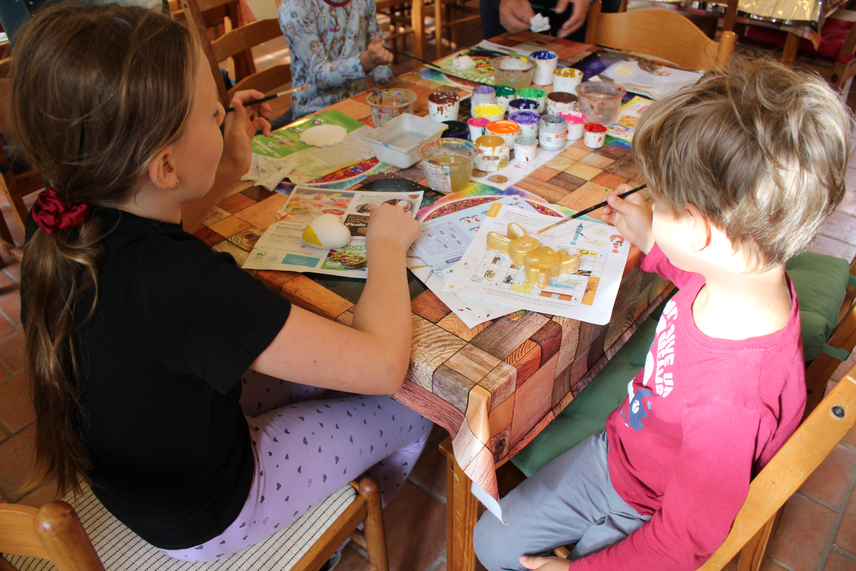 Děti tvoří ve výtvarné dílně