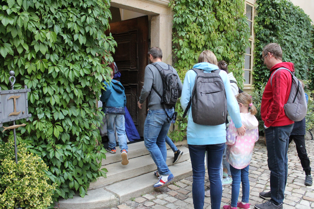 Lidé vstupují do zámeckých interiérů