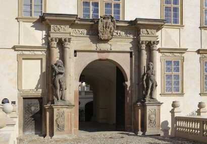 Raně barokní portál zámku v Mníšku pod Brdy | © Petr Kříž